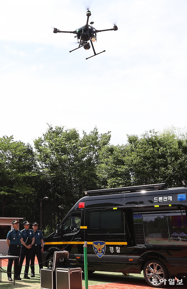 17일 오후 서울 관악구 관악산생태공원 둘레길 입구에서 관악경찰서 소속 드론운용 요원이 순찰용 드론을 날리고 있다. 서울경찰청은 올 4월 순찰용 드론의 비행이 허용됨에 따라 이날 인적이 드물고 경찰관 접근이 어려운 둘레길에서 처음으로 시범 운영에 나섰다. 변영욱 기자 cut@donga.com