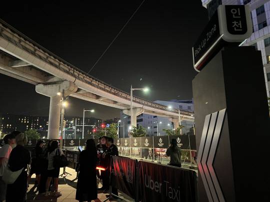 울트라 코리아 내 우버 택시 존에서 이용자들이 대기하고 있다. 우버 제공