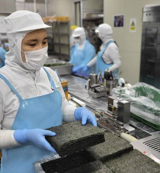 경남 하동군의 냉동김밥 제조업체 '복을 만드는 사람들(주)' 공장에서 직원이 김밥에 쓸 김을 정리하고 있다. 사진 복을 만드는 사람들(주)