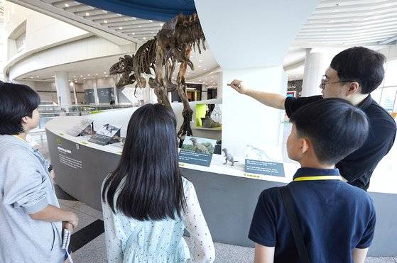 정훈(뒷줄) 연구원이 스코티를 통해 티라노사우루스의 골반 모양에 대해 설명했다.