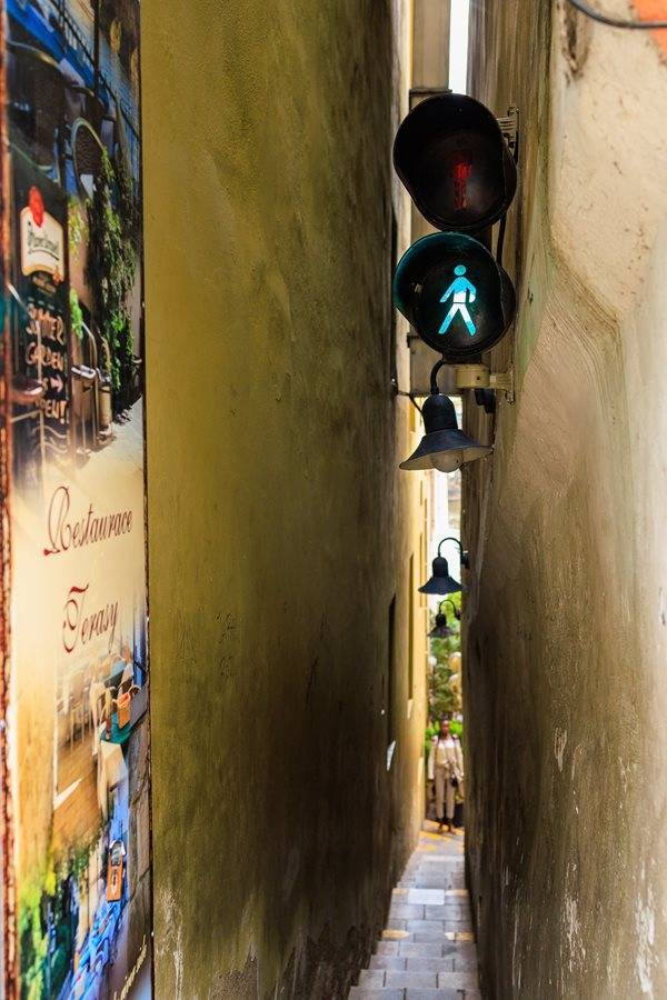 신호가 켜져야 지날수 있는 보행 골목