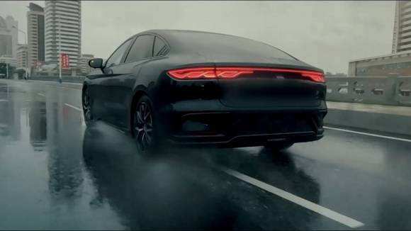 북한, ‘마두산’ 상표 전기차 공개 - 북한 대외선전매체 내나라는 최근 ‘마두산’ 상표를 붙인 전기차 홍보 영상을 공개했다. 차량의 앞면에는 ‘마두산 전기자동차’라고 적혀 있으며, 최대 주행 거리는 720㎞이다. 대외무역업체인 마두산 경제연합회는 “해외의 유력한 전기자동차 생산회사 및 봉사회사들과의 협력과 교류를 통해 전기자동차 수입과 판매를 활발히 진행하고 있다”고 전했다. 2024.6.17 ‘내나라’ 홈페이지 캡처·연합뉴스