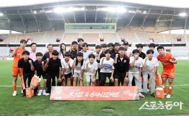 홈경기 초청 행사를 마친 동탄목중학교 학생들이 화성FC 류수혁, 이규석 선수와 기념사진을 촬영하고 있다.