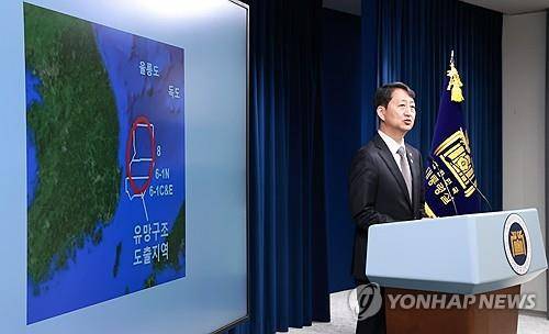 안덕근 산업부 장관, 동해 석유·가스 매장 가능성 관련 설명 (서울=연합뉴스) 홍해인 기자 = 안덕근 산업통상자원부 장관이 지난 3일 오전 서울 용산 대통령실 청사 브리핑실에서 열린 국정브리핑에서 윤석열 대통령의 발언 뒤 동해 석유·가스 매장 가능성에 관련한 추가 설명을 하고 있다. 2024.6.3
hihong@yna.co.kr
(끝)