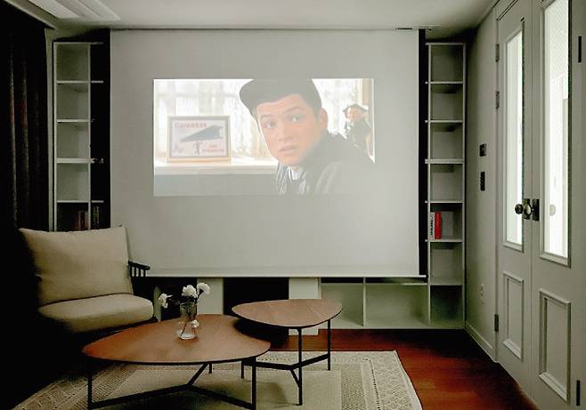 책장 앞으로 스크린이 내려올 수 있도록 설계했다. 스크린을 내리고 암막 커튼을 닫으면 영화관 분위기가 난다고.