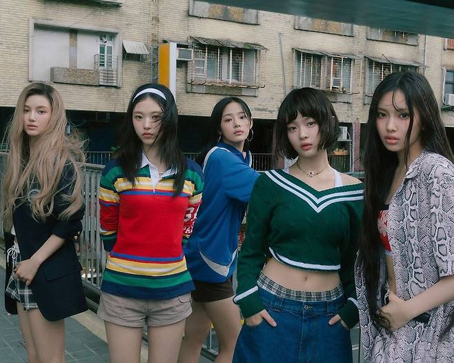 90년대 하라주쿠와 우라하라주쿠에서 탄생한 ‘우라하라’ 스타일로 돌아온 뉴진스의 ‘How Sweet’ 링 귀걸이 룩. 뉴진스.