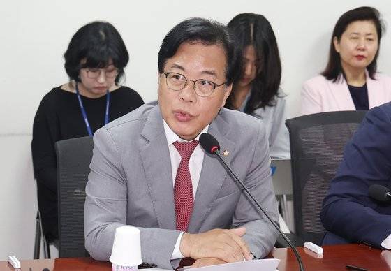 국민의힘 재정·세제개편특별위원회 위원장인 송언석 의원이 지난 12일 여의도 국회 의원회관에서 열린 종합부동산세 합리적 개편 방향 연속 토론회에서 인사말을 하고 있다. 뉴스1