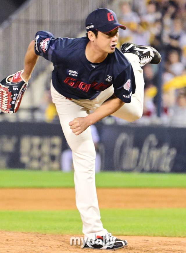 2024년 6월 14일 서울 잠실야구장에서 진행된 '2024 신한 SOL 뱅크 KBO 리그' 롯데-LG의 경기. 롯데 진해수가 6회말 구원 등판해 역투를 펼치고 있다./마이데일리