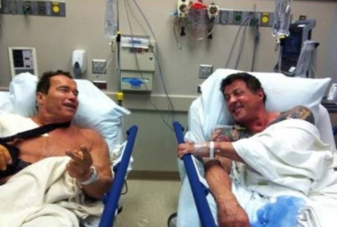 아놀드 슈워제네거, 실베스터 스탤론이 2012년 나란히 어깨 수술을 받는 뒤 찍은 사진