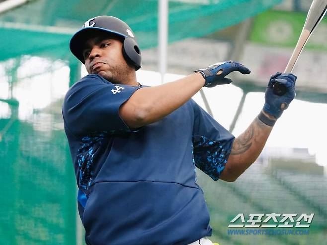 세이부는 올시즌 메이저리그 통산 114홈런을 기록한 아귈라를 영입했다. 중심타자로 기대가 컸지만 극심한 타격 부진에 빠져 2군으로 내려갔다. 사진캡처=세이부 라이온즈 SNS