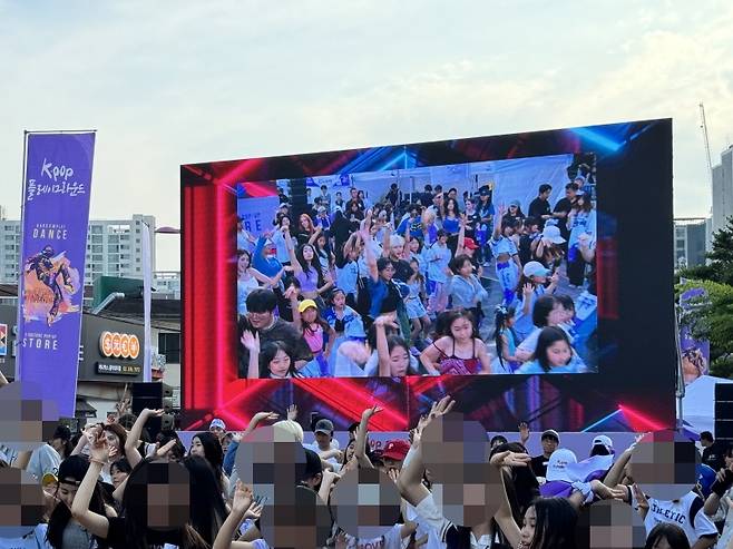 랜덤 플레이 댄스를 추는 참가자들의 모습.