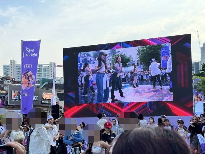 K-팝으로 하나되는 참여자들의 모습.
