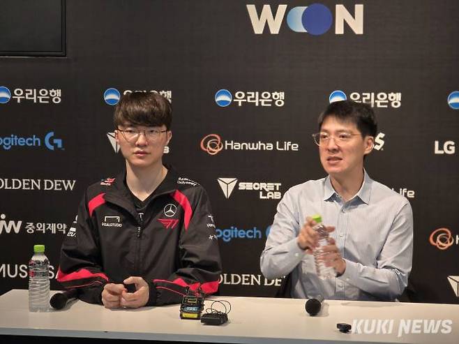 19일 기자회견에 임한 ‘페이커’ 이상혁과 김정균 감독. 사진=김영건 기자