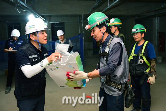 고광재 안전보건공단 서울광역본부장(왼쪽)이 19일 관내 '건설현장 패트롤 점검' 실시 후 사업장 근로자에게 쿨키트를 전달하고 있다. /사진 = 곽경훈 기자