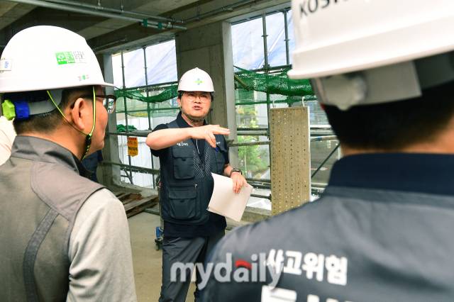 정경환 안전보건공단 서울광역본부 건설안전팀장이 건설현장 중대재해 예방을 위한 주의사항을 안내하고 있다. /사진 = 곽경훈 기자