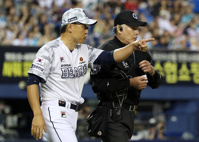 18일 서울 송파구 잠실야구장에서 열린 프로야구 '2024 신한 SOL 뱅크 KBO리그' 두산 베어스와 NC 다이노스의 경기에서 두산 이승엽 감독이 7회초 무사 1루 NC 김형준의 내야땅볼때 1루주자 김휘집이 2루에서 세이프 판정이 나오자 심판에게 항의하고 있다. 뉴시스