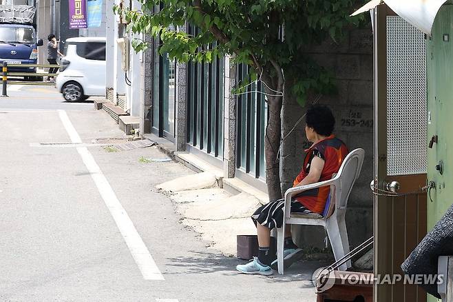 그늘 밖은 위험해 (대전=연합뉴스) 이주형 기자 = 폭염주의보가 내려진 19일 오후 대전시 동구 정동 쪽방촌 한 주민이 그늘에 앉아있다. 2024.6.19 coolee@yna.co.kr