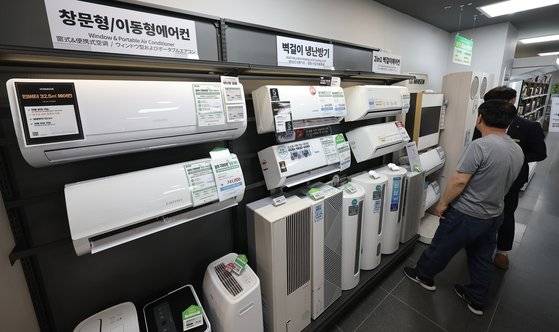 지난 13일 서울 시내 한 대형마트에 에어컨과 선풍기가 진열되어 있다. 뉴스1