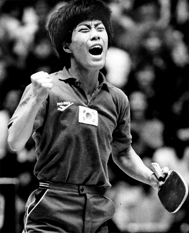 유남규가 1986년 제10회 아시안게임 남자탁구 단식 우승 후 환호하고 있다. 사진=매일경제DB