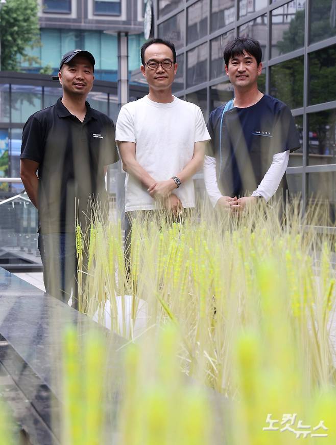 다큐멘터리 영화 '생츄어리'의 곰 보금자리 프로젝트 최태규 활동가(왼쪽부터), 왕민철 감독, 김정호 청주동물원 진료사육팀장이 7일 서울 중구 한 카페에서 CBS노컷뉴스와 인터뷰 전 포즈를 취하고 있다. 황진환 기자