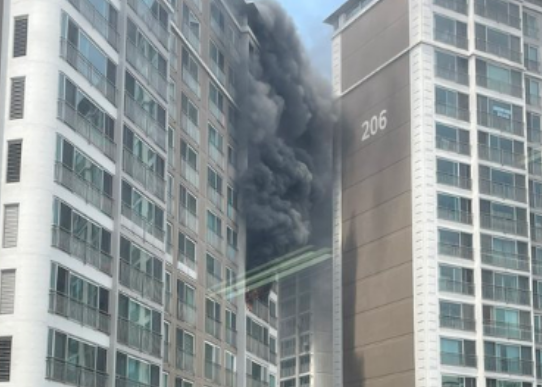 20일 오후 1시 20분쯤 서울 강남구 역삼동 아이파크 아파트에서 화재가 발생한 모습. 사회관계망서비스(SNS) 갈무리