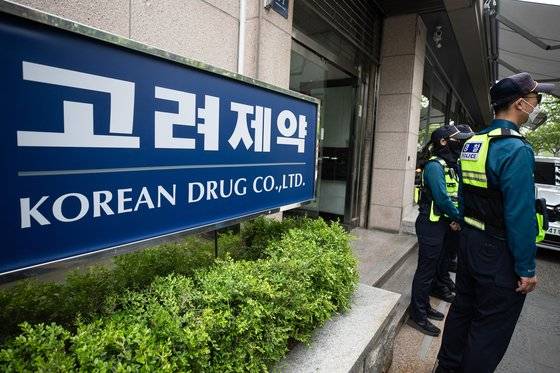 지난 4월 29일 '불법 리베이트' 혐의로 경찰이 압수수색을 진행중인 서울 강남구 고려제약 본사 모습. 뉴스1
