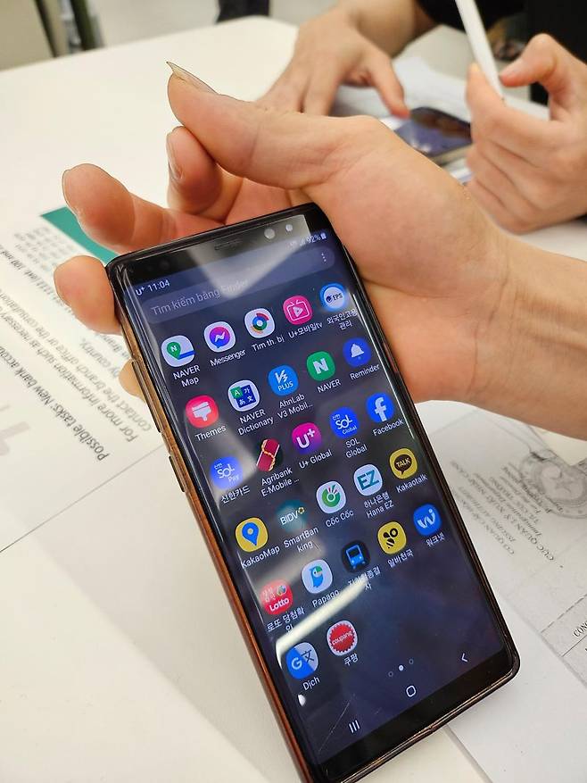 지난 2일 한 시중은행 외국인 특화점포에서 만난 외국인 금융소비자가 본인이 쓰는 금융 앱 등을 보여주고 있다. 외국인 금융소비자 B씨는 "한국인 친구 도움 없이 앱을 사용하기 어렵다"면서 "해외송금도 처음에는 모두 은행 지점을 찾아야 했다"고 말했다. 사진=김나경 기자