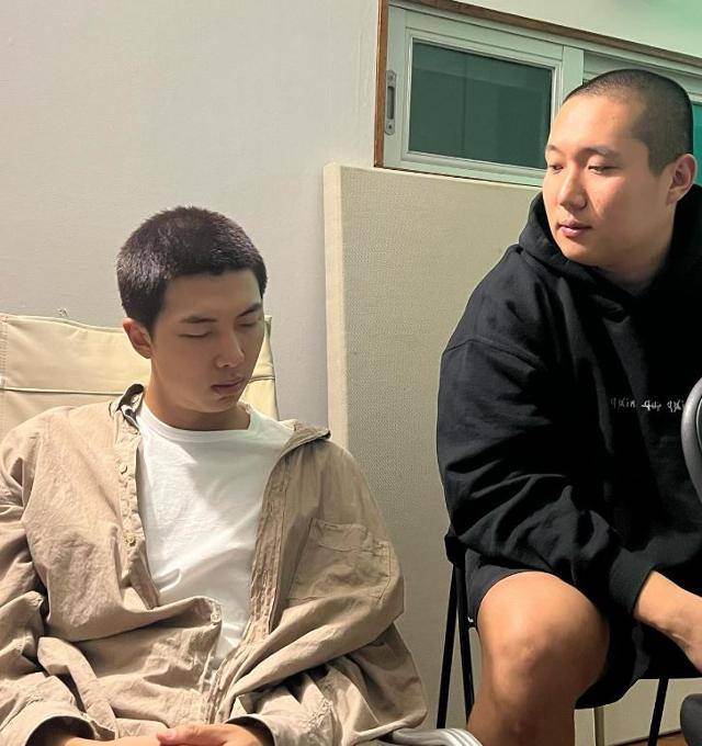 그룹 방탄소년단 멤버 RM(왼쪽)과 그의 앨범 '라이트 플레이스, 롱 퍼슨' 제작에 참여한 창작 그룹 바밍타이거 리더 산얀. 산얀 사회관계망서비스 캡처