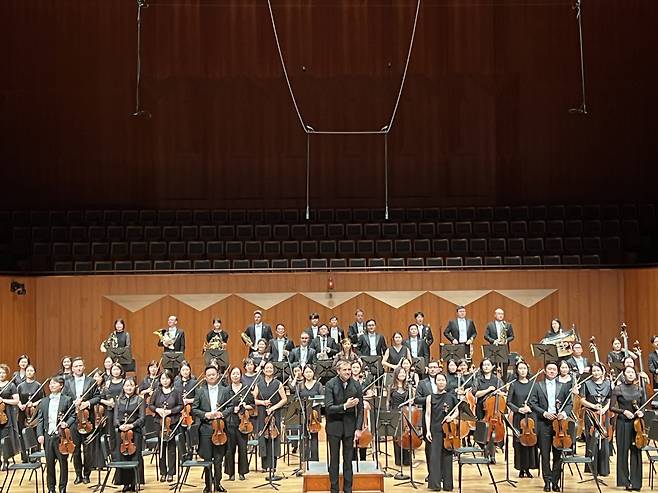 바실리 페트렌코가 지휘한 서울시향 정기연주회에 객원 연주자로 참여한 이원석 KBS교향악단 수석/고승희 기자