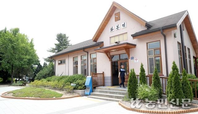 군위군 유일의 여객열차 정차역인 화본역.
