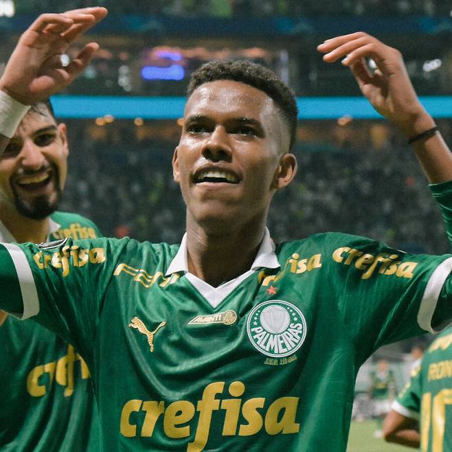 ▲ 첼시가 브라질 역대급 재능 중 한 명인 '메시뉴' 에스테반 윌리안을 영입했다. 영국 공영방송 'BBC'에 따르면 에스테반은 13세의 네이마르, 11세의 호드리구를 제치고 브라질 축구 선수 중 최연소로 나이키와 계약을 체결한 브라질 특급 재능이었다. 현재 소속 팀 단장은 "네이마르 이후 브라질 축구에서 급부상한 최고의 재능"이라며 혀를 내둘렀다