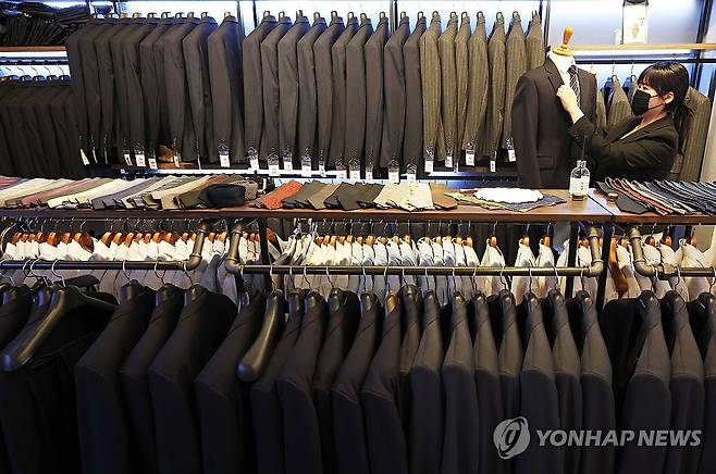 수원시, 면접 정장 빌려주는 '청나래' 사업 운영 (수원=연합뉴스) 홍기원 기자 = = 13일 오후 경기도 수원시 영통구 슈트갤러리 수원점에서 직원이 대여용 정장을 정리하고 있다.
수원시는 취업을 준비하는 만 19~34세 수원 청년에게 면접 정장을 빌려주는 '청나래' 사업을 운영한다. 2024.2.13 xanadu@yna.co.kr