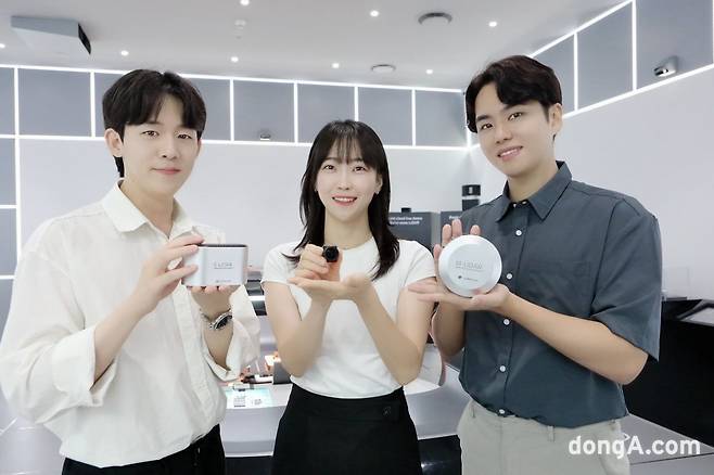 LG이노텍 임직원들이 차량 센싱 솔루션 핵심 부품인 ‘고성능 라이다(왼쪽∙오른쪽)’와 ‘고성능 히팅 카메라 모듈(가운데)’을 선보이고 있다.
