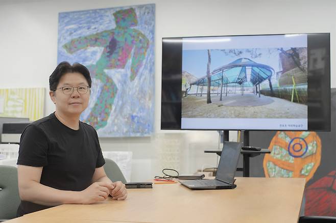 박종혁 공간디자인연구소 건축사사무소 소장이 최근 디자인한 천호초 야외학습공간을 소개하고 있다 / 출처=IT동아