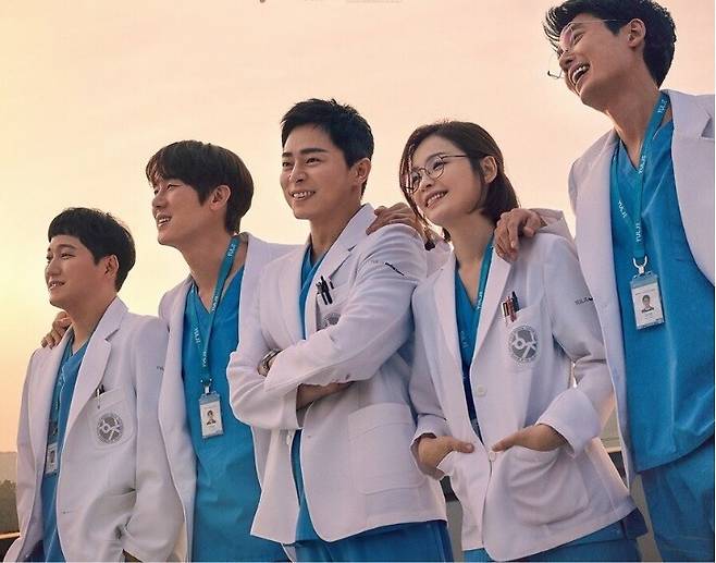 의정갈등에서 한쪽은 ‘따뜻한’ 의사의 서사를, 다른 한쪽은 ‘차가운’ 의사의 서사를 배경에 깔고 있다. 드라마 ‘슬기로운 의사생활’ 중에서. 출처: 티비엔(tvN)