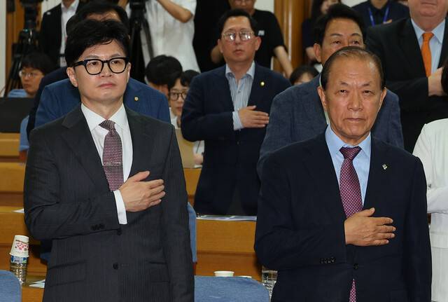 황우여 국민의힘 비상대책위원장과 한동훈 전 비대위원장이 24일 오전 국회 의원회관에서 열린 국회 미래혁신포럼 창립총회에서 국민의례를 하고 있다. 연합뉴스