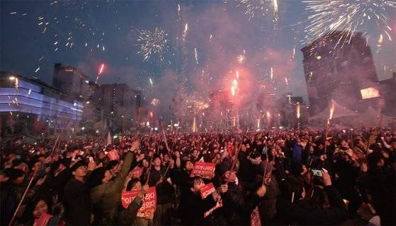 2017년 3월 11일 서울 광화문광장에서 열린 탄핵 환영 촛불 집회. 시민들이 ‘이게 나라다. 이게 정의다’라는 팻말을 들고 있다. / 사진:연합뉴스