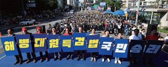 더불어민주당 이재명 대표, 박찬대 원내대표를 비롯한 참가자들이 6월 1일 오후 서울역 인근에서 열린 윤석열 정권 규탄 및 해병대원 특검법 관철을 위한 범국민대회에서 퍼포먼스를 하고 있다. / 사진:연합뉴스