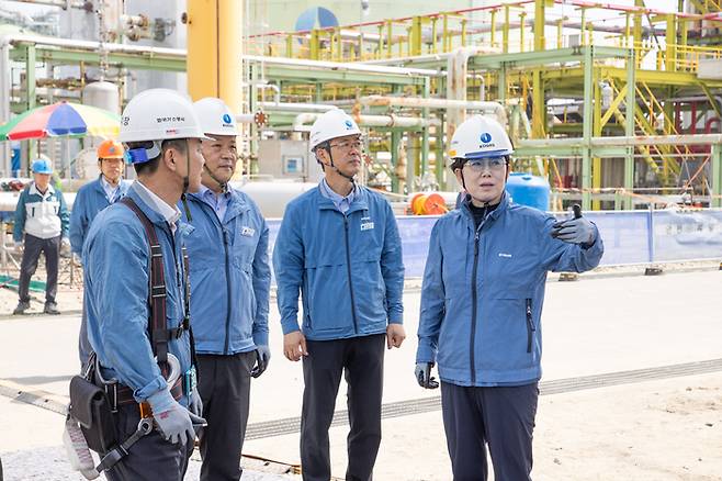 최연혜 한국가스공사 사장이 지난 5일 인천 연수구 LNG 생산기지에서 안전관리 실태 점검을 하고 있다. 한국가스공사 제공