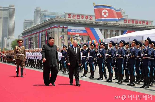 북한 노동당 기관지 노동신문은 20일 "러시아연방 대통령을 환영하는 의식이 6월 19일 김일성광장에서 거행됐다"면서 블라디미르 푸틴 러시아 대통령을 "수십만 평양시민들이 떨쳐나 최대의 국빈으로 맞이했다"라고 보도했다. / 사진=뉴스1