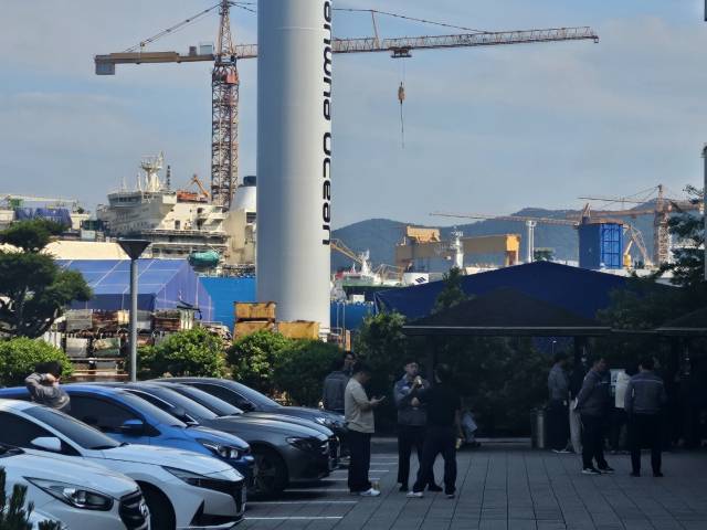 거제의 한 조선소에서 직원들이 휴식을 취하고 있다.