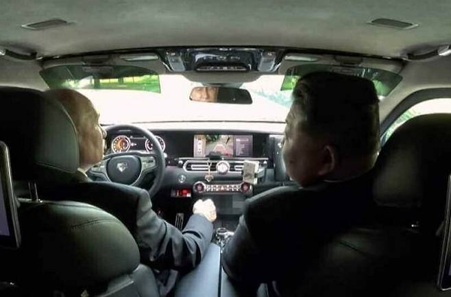 북한 노동당 기관지 노동신문은 지난 20일 김정은 노동당 총비서가 블라디미르 푸틴 러시아 대통령과 금수산영빈관 정원구역에서 시간을 함께 보내면서 친교를 두터이 했다고 보도했다. /평양 노동신문 뉴스1