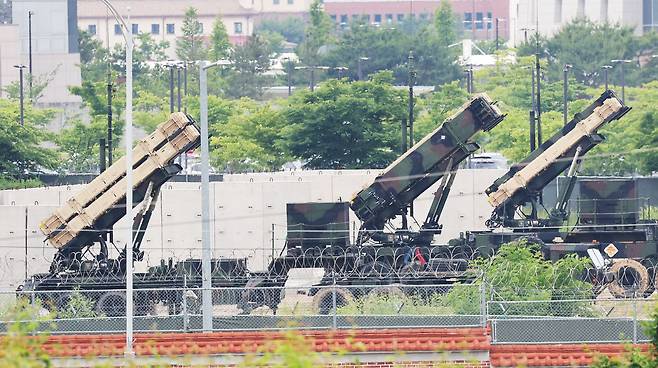 북한이 단거리탄도미사일 10여발을 동해상으로 발사한 지난달 30일 경기도 평택시 캠프 험프리스에 패트리엇 미사일이 배치돼 있는 모습. /연합뉴스