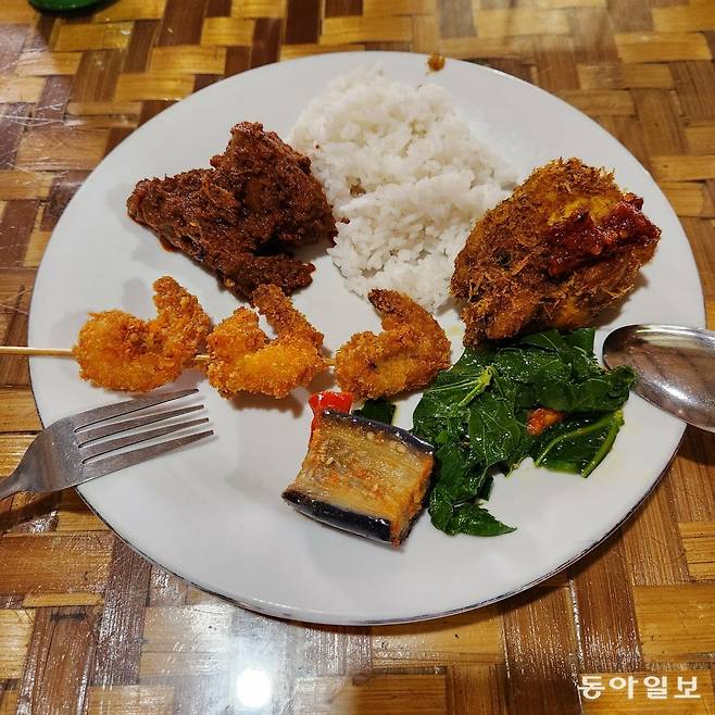 인도네시아 발릭파판 현지 식당에서 먹은 른당. 왼쪽 위 적갈색 양념 소고기 덩어리.