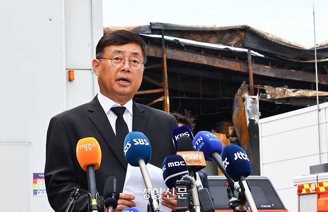 아리셀 박순관 대표가 25일 경기 화성 1차전지 제조업체 아리셀 공장 화재 사고 현장에서 취재진의 질문에 답변하고 있다. 권도현 기자