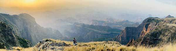 시미엔국립공원의 가장 멋진 조망포인트 케다디트. 엄청난 스케일로 펼쳐진 협곡, 절벽, 산줄기들의 행렬이 이어진다. 풍경이 멋지니 그 곳에 사람이 들어서는 것만으로 그림이 된다.