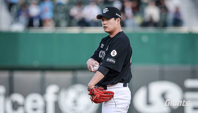 롯데 자이언츠 투수 나균안이 6월 25일 부산 사직야구장에서 열린 2024 신한 SOL Bank KBO리그 KIA 타이거즈와의 팀 간 9차전에 선발등판, 1⅔이닝 7피안타 1피홈런 6볼넷 2탈삼진 8실점으로 부진했다. 사진 롯데 자이언츠