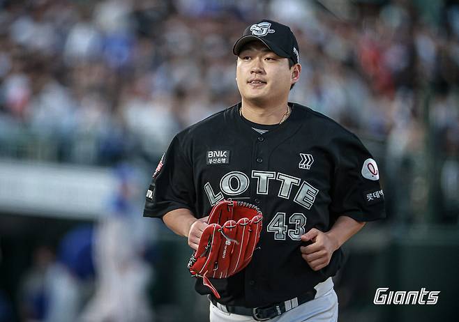 롯데 자이언츠 투수 나균안이 6월 25일 부산 사직야구장에서 열린 2024 신한 SOL Bank KBO리그 KIA 타이거즈와의 팀 간 9차전에 선발등판, 1⅔이닝 7피안타 1피홈런 6볼넷 2탈삼진 8실점으로 부진했다. 사진 롯데 자이언츠