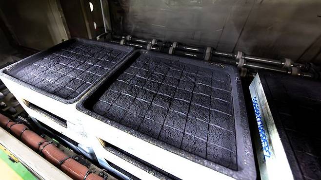 포스코퓨처엠 광양 양극재 공장 소성로에서 고온 열처리 공정을 마친 양극재의 모습.ⓒ포스코퓨처엠