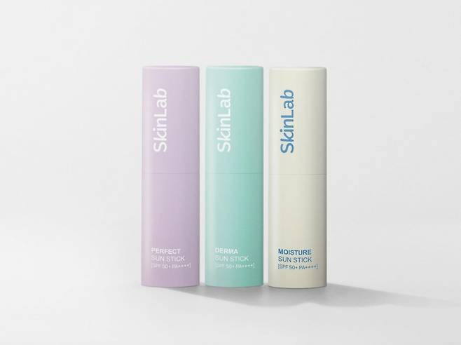 크리넥스는 최근 ‘퍼펙트 선스틱’
‘더마 선스틱’ ‘모이스처 선스틱’ 등 ‘스킨랩 선스틱’ 3종을 출시했다. 활동 종류에 따라 적절한 제품을 선택하면 된다. 유한킴벌리 제공